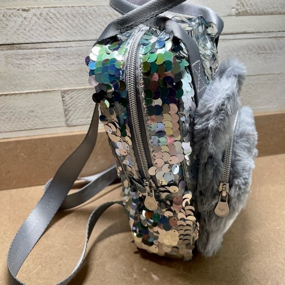 SMALL GIRLS PURSE OR BACKPACK. MADE WITH SEQUINS. ZIPPERED POCKET IN FRONT. - Picture 3 of 4